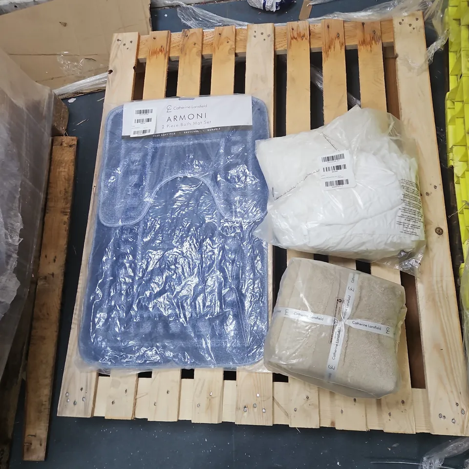 ASSORTED CAGE OF ITEMS APPOXIMATLEY 15 PIECES , DUVETS/TOWELS ECT