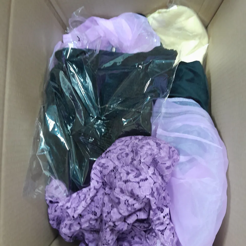 LOT OF APPROX 16 CLOTHING ITEMS IN VARIOUS STYLES, COLOURS AND SIZES 