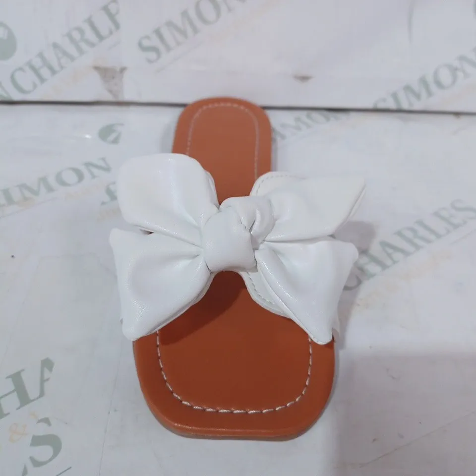 PAIR OF DESIGNER OPEN TOE FLAT SANDALS IN WHITE W. BOW DETAIL EU SIZE 36