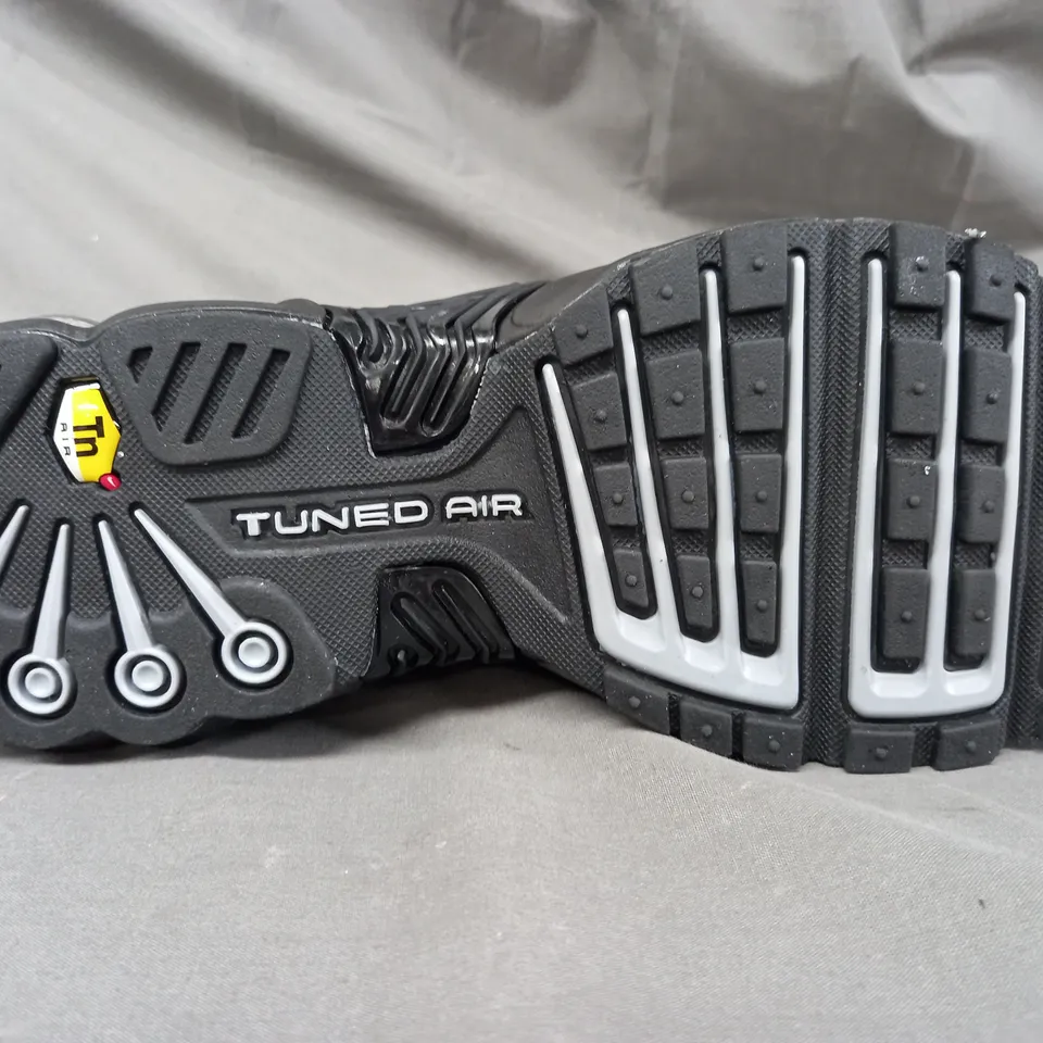 BOXED PAIR OF NIKE AIR MAX PLUS SHOES IN BLACK/GREY UK SIZE 9