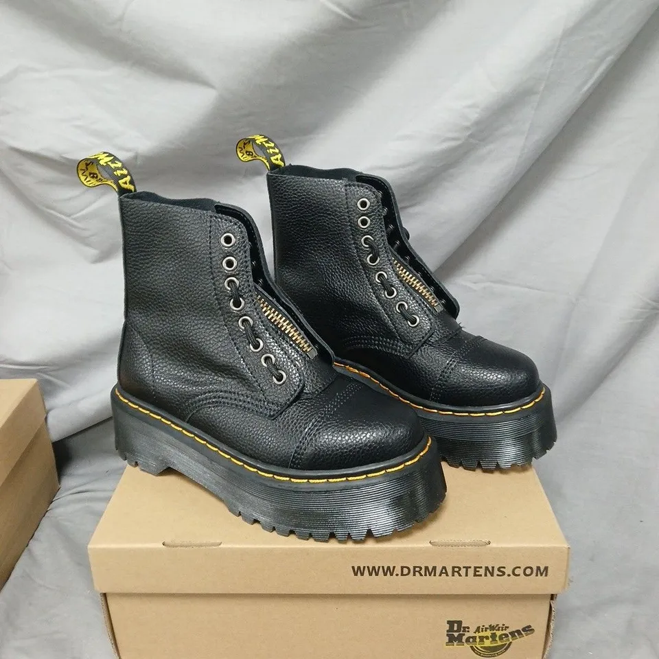 DR. MARTENS BLACK LEATHER BOOTS WITH YELLOW STITCHING AND AIRWAIR PULL TAB SIZE 6