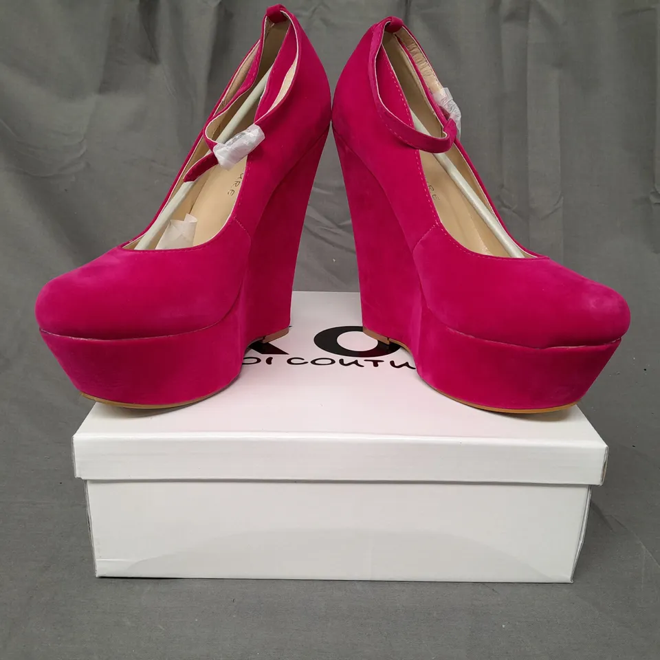 BOXED PAIR OF KOI COUTURE HR5 PLATFORM HIGH WEDGE FAUX SUEDE SHOES IN FUCHSIA SIZE 7