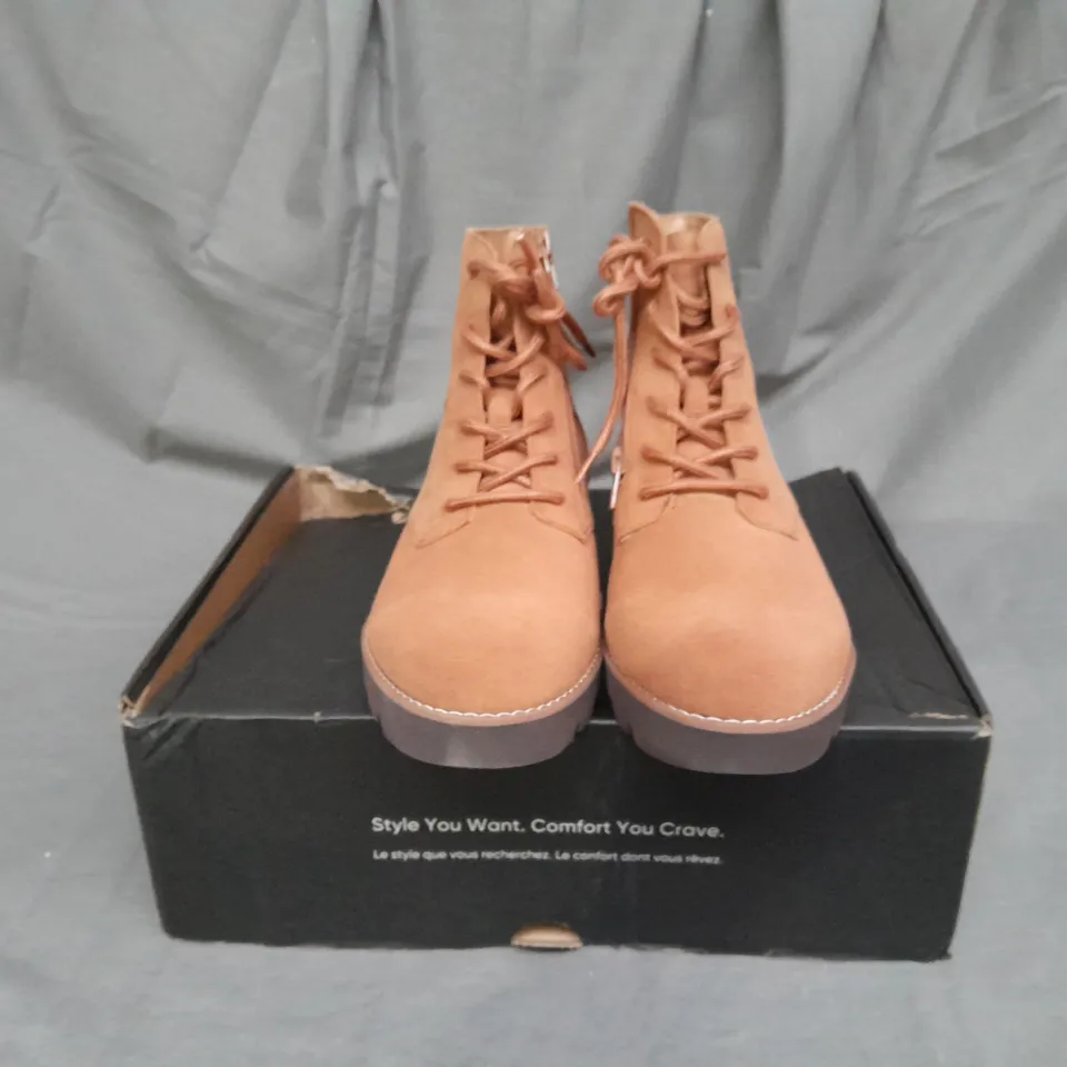 BOXED PAIR OF VIONIC LARSON LACE UP BOOTS IN TOFFEE SIZE 6 
