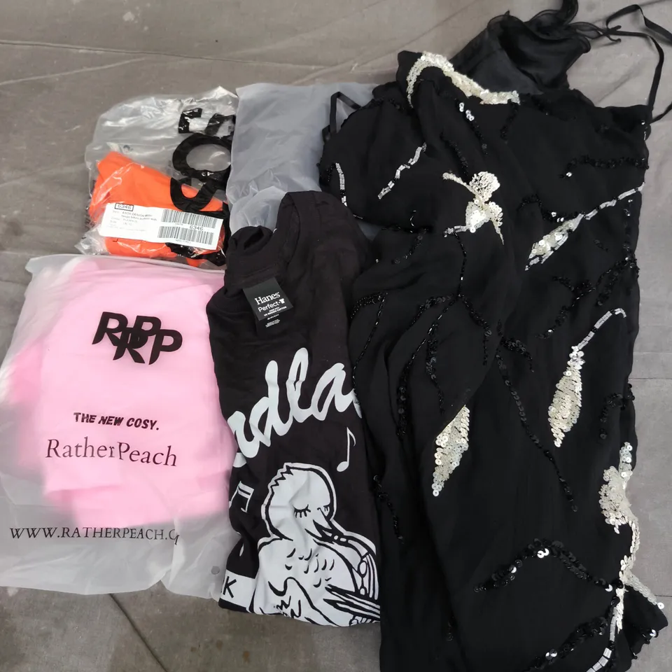 APPROXIMATELY 25 ASSORTED CLOTHING ITEMS IN VARIOUS SIZES, STYLES & COLOURS TO INCLUDE BRANDS SUCH AS RATHER PREACH, HANES, ASOS, ETC - COLLECTION ONLY