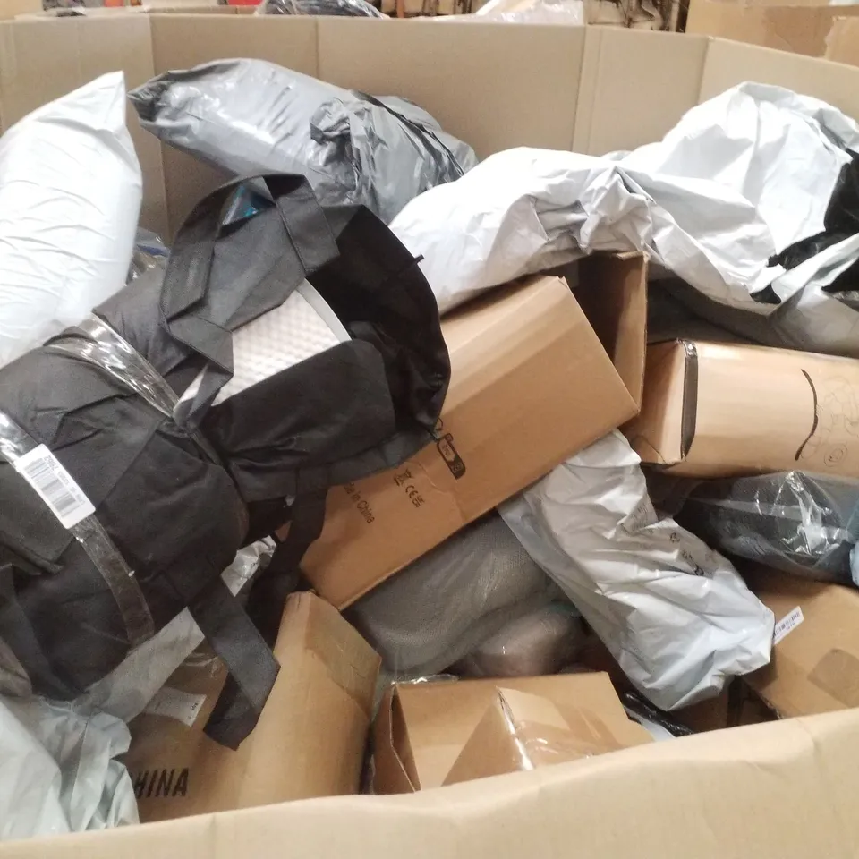 PALLET CONTAINING ASSORTED PILLOWS & CUSHIONS