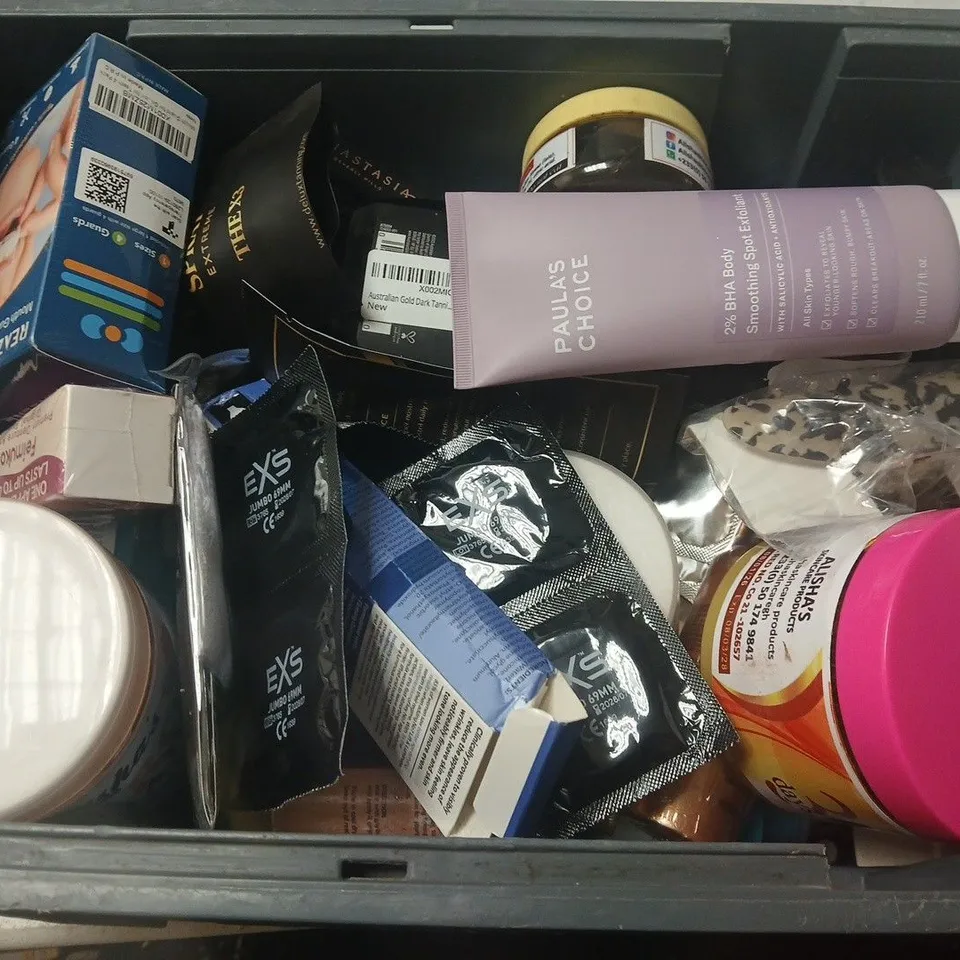 APPROXIMATELY 15 ASSORTED HEALTH & BEAUTY PRODUCTS TO INCLUDE GURU NANDA OIL PULLING ORLA RINSE, PAULAS CHOICE SMOOTHING SPOT EXFOLIANT, ALISHAS CARROT SOAP, ETC - COLLECTION ONLY