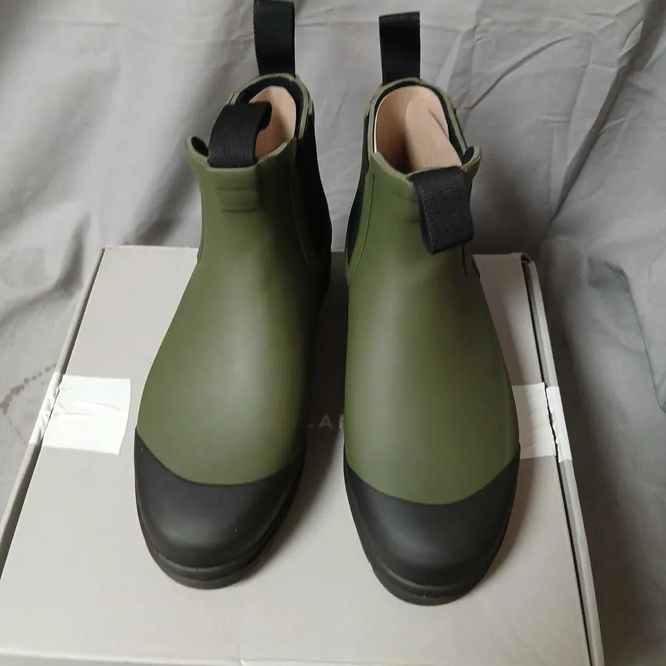 EVERLANE THE RAIN BOOT – SURPLUS OLIVE GREEN, UK 3 (US 5) WOMEN’S