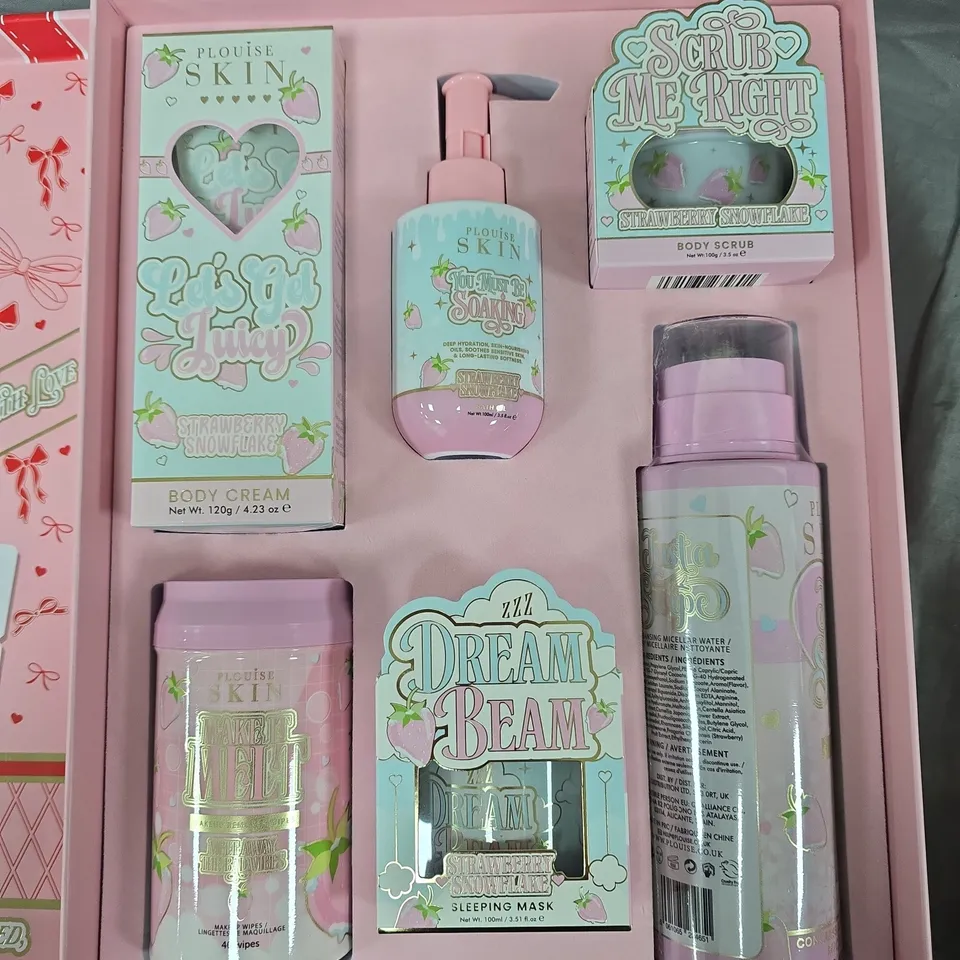 P.LOUISE WRAPPED & READY SUITCASE STRAWBERRY SNOWFLAKE