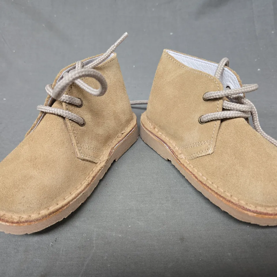 BOXED PAIR OF PISAMONAS KID'S SHOES IN TAN EU SIZE 23