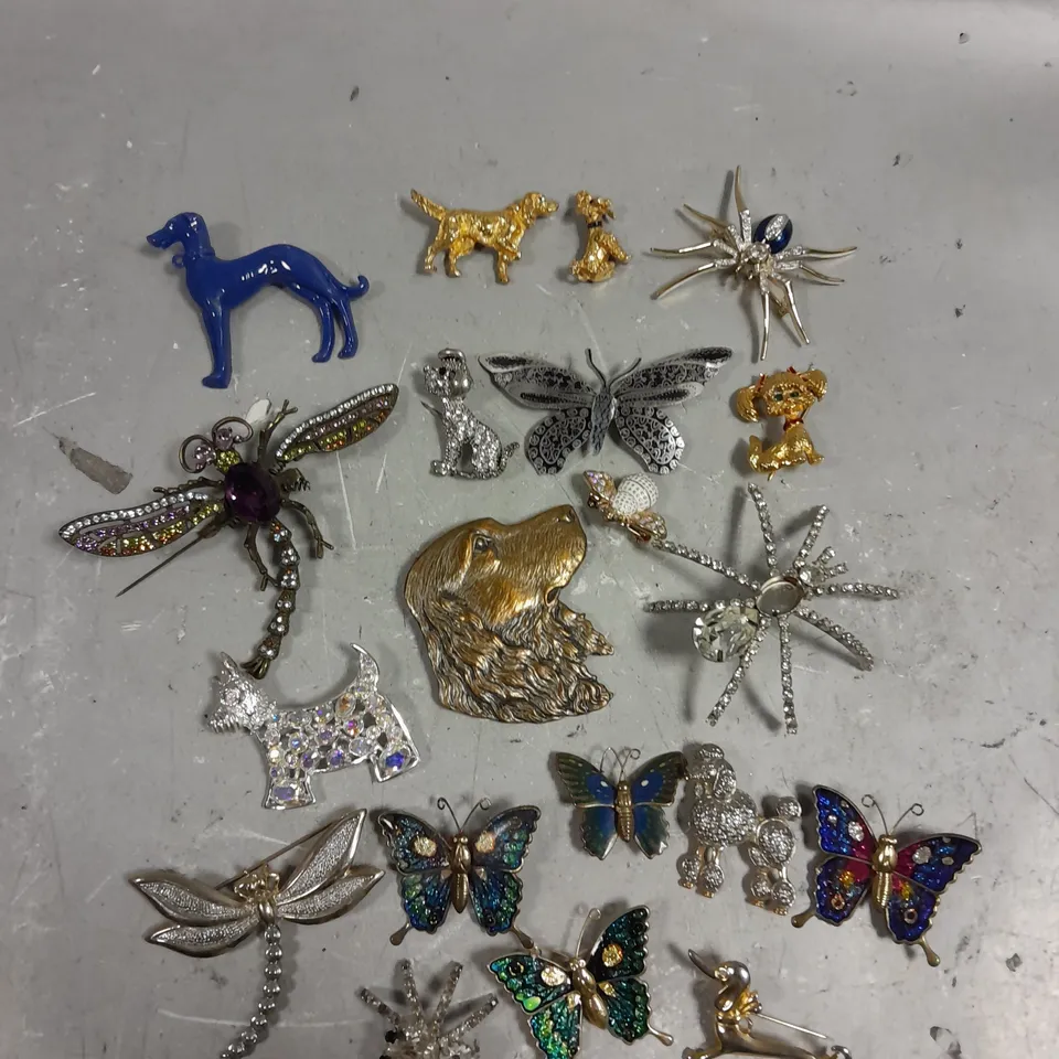 APPROXIMATELY 15 ASSORTED ANIMAL BROOCHES IN VARIOUS DESIGNS 