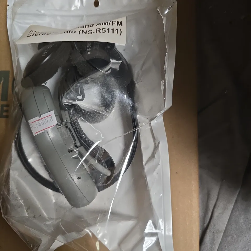 APPROXIMATELY 14 ASSOERTED ELECTRICAL ITEMS INCLUDING INSIGNIA STEREO RADIO , PC HEADPHONES AND VEN DENS 3 IN 1 FHD CABLE 