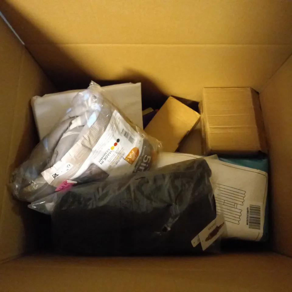 BOX OF APPROXIMATELY 25 ASSORTED ITEMS TO INCLUDE OE LIGHTS COLOUR CHANGING SOLAR CRYSTAL BALL LIGHT, RETRACTABLE DOG LEAD, LILO & STITCH FUR HOT WATER BOTTLE, ETC