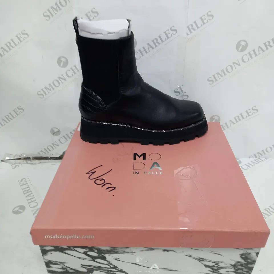 BOXED PAIR OF MODA IN PELLE GERRI BLACK LEATHER UK 5 