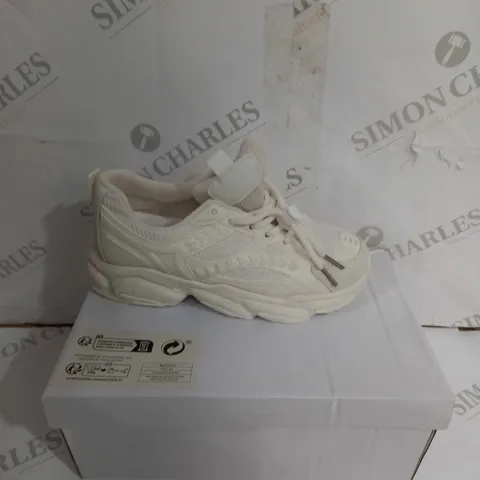 BOXED PAIR OF DESIGNER OFF WHITE TRAINER SIZE 35