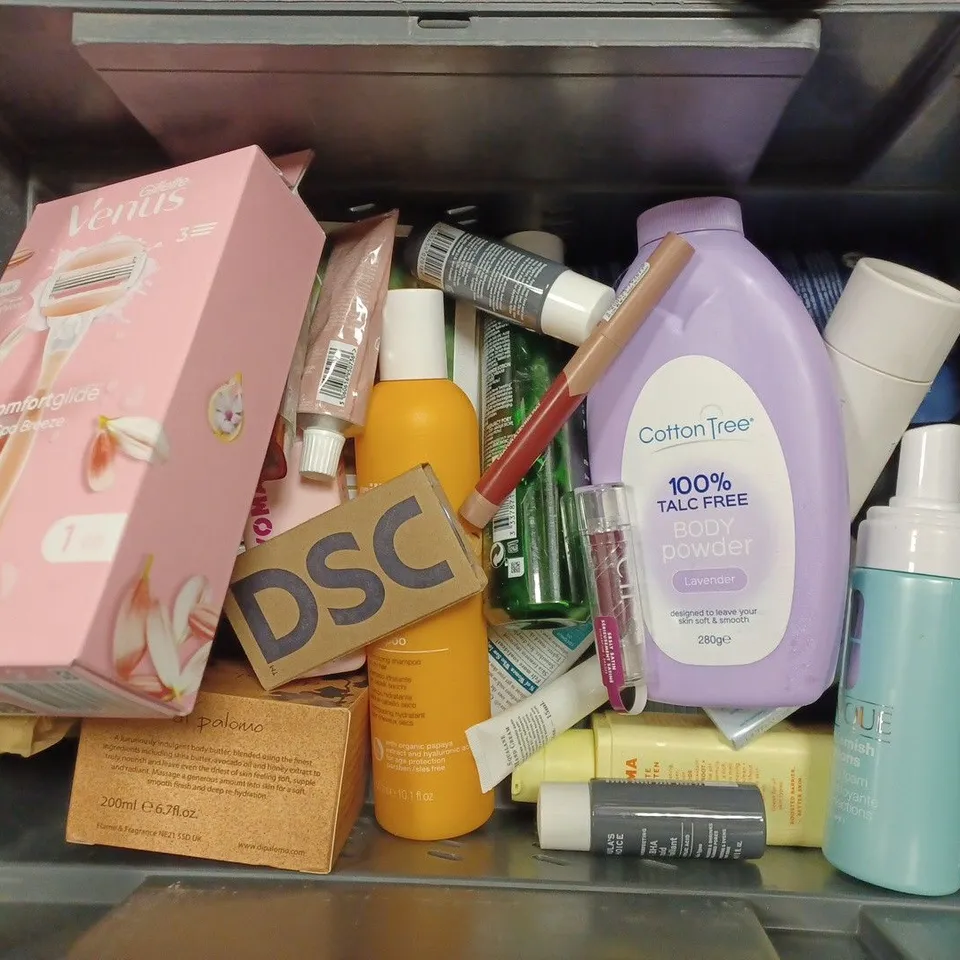 BOX OF APPROX 20 ASSORTED HEALTH AND BEAUTY ITEMS TO INCLUDE - VICHY NORMADERM LOTION PURIFIANTE - TAN LUXE THE FACE SELF TAN DROPS - MILK SHAKE MOISTURE PLUS SHAMPOO ECT