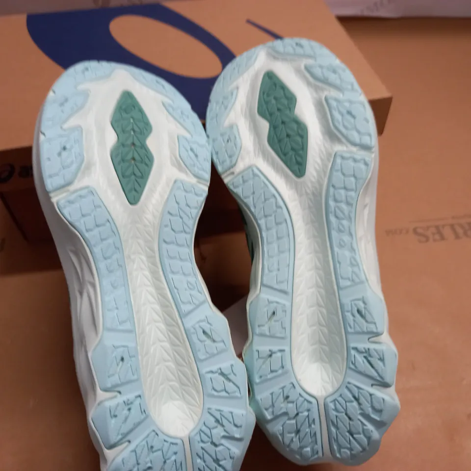 BOXED BRAND NEW NOVABLAST 2 WOMENS TRAINERS IN SAGE - UK 7