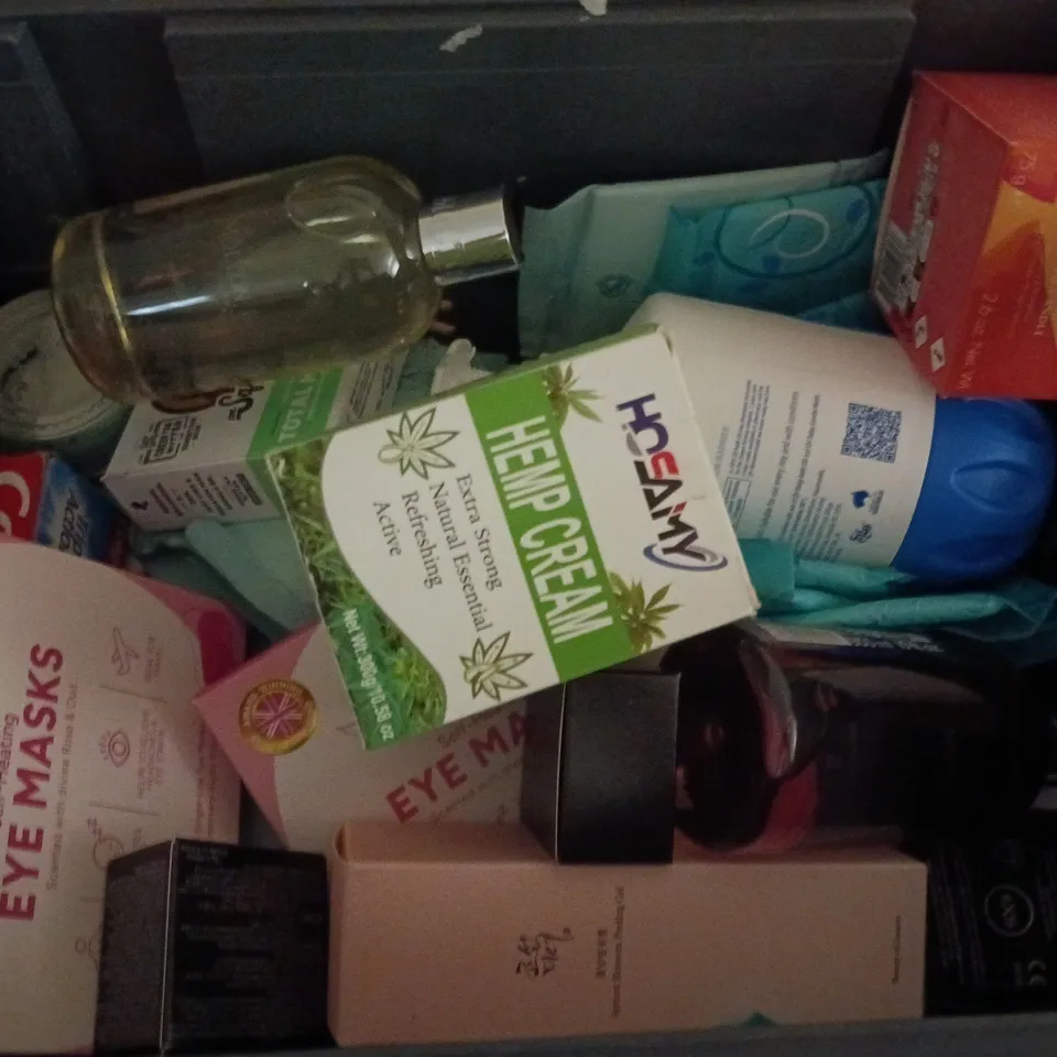 APPROXIMATELY 15 ASSORTED HEALTH & BEAUTY PRODUCTS TO INCLUDE SR 11:11 EYE MEAKS, BEAUTY OF JOSEON PEELING GEL, QV BABY MOISTURISING CREAM, ETC - COLLECTION ONLY
