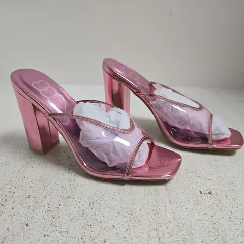 BOXED PAIR OF UNBRANDED BLOCK HEEL SANDALS IN METALLIC PINK SIZE 6