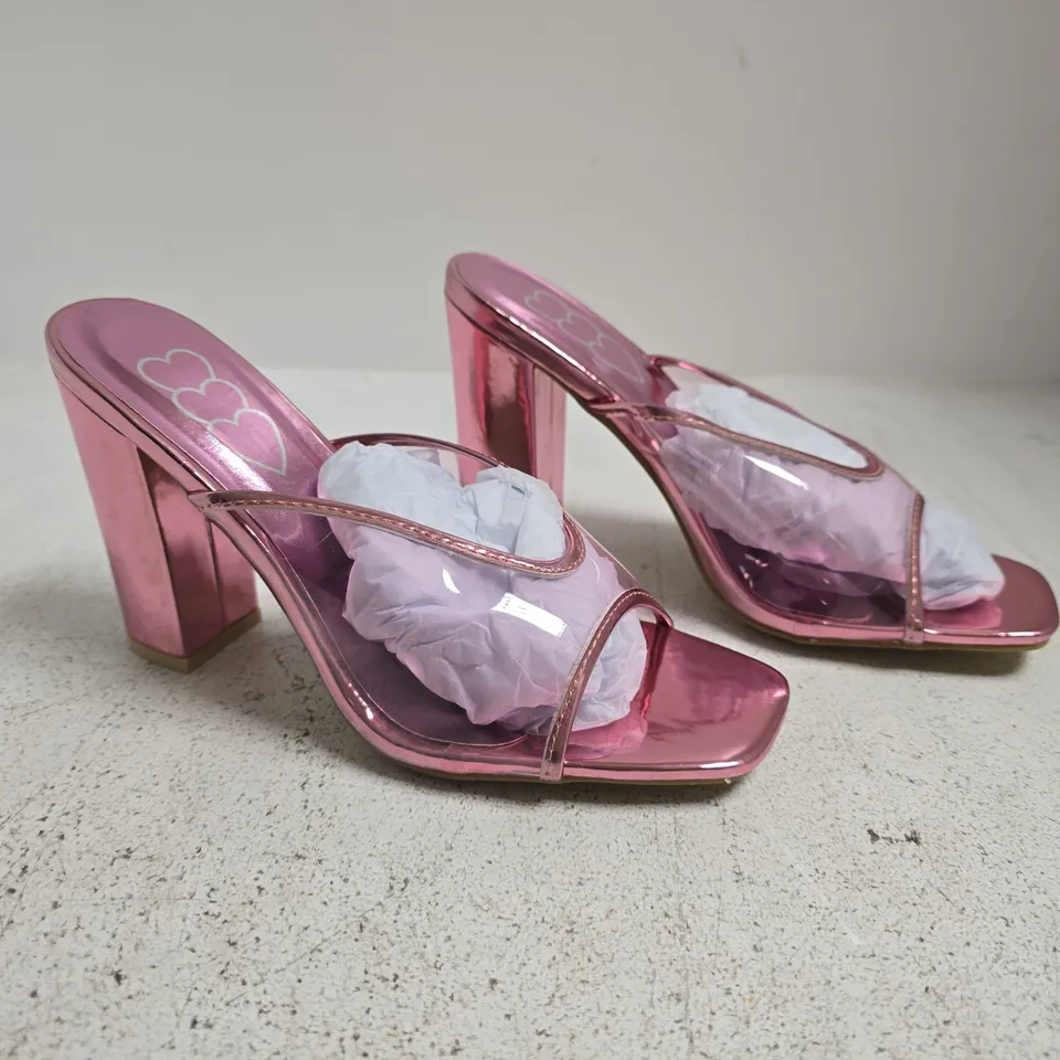 BOXED PAIR OF UNBRANDED BLOCK HEEL SANDALS IN METALLIC PINK SIZE 6
