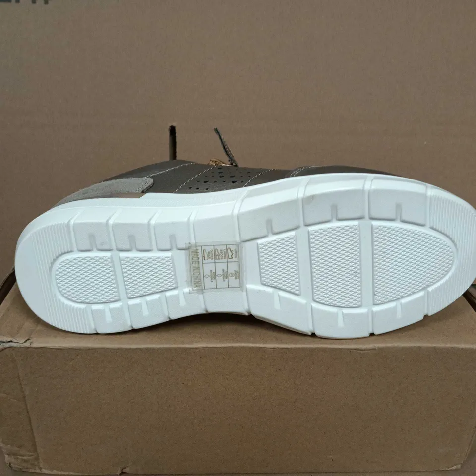 BOXED PAIR OF METALLIC GREY LEATHER-LOOK TRAINERS WITH PERFORATED TOE AND SIDE ZIP DETAIL UK SIZE 8