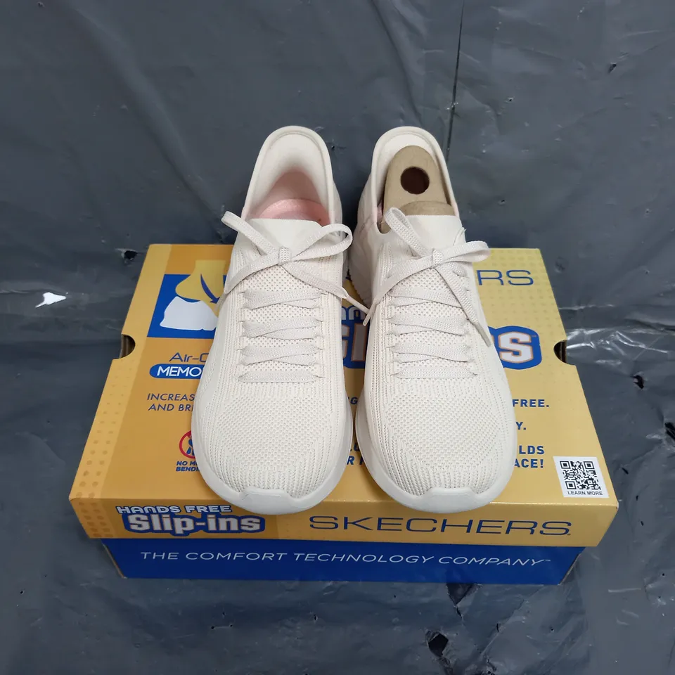 BOXED PAIR OF SKECHERS SLIP-IN TRAINERS SIZE 9