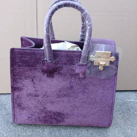 APPROXIMATELY 9 DANIEL DIYEPRIYE VELVET HANDBAG WITH PUZZLE-PATTERN, GOLD CLASP 