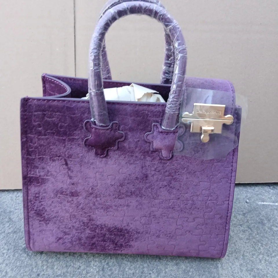 APPROXIMATELY 9 DANIEL DIYEPRIYE VELVET HANDBAG WITH PUZZLE-PATTERN, GOLD CLASP 