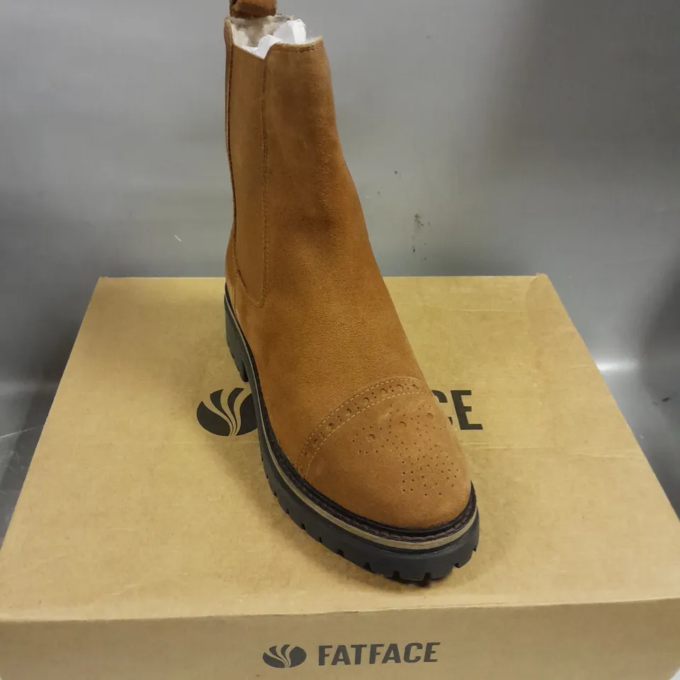 BOXED PAIR OF FATFACE ESSIE CHELSEA BOOT IN TAN SIZE UK 4