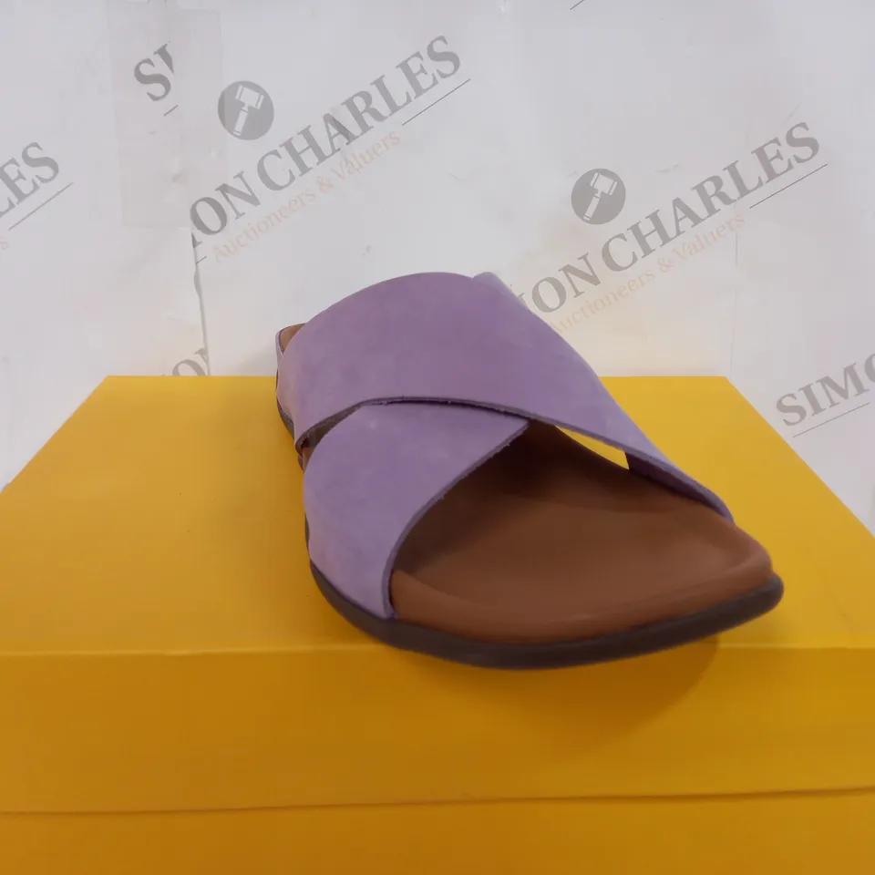 BOXED STRIVE PALMA SLIDER SANDALS SIZE 7