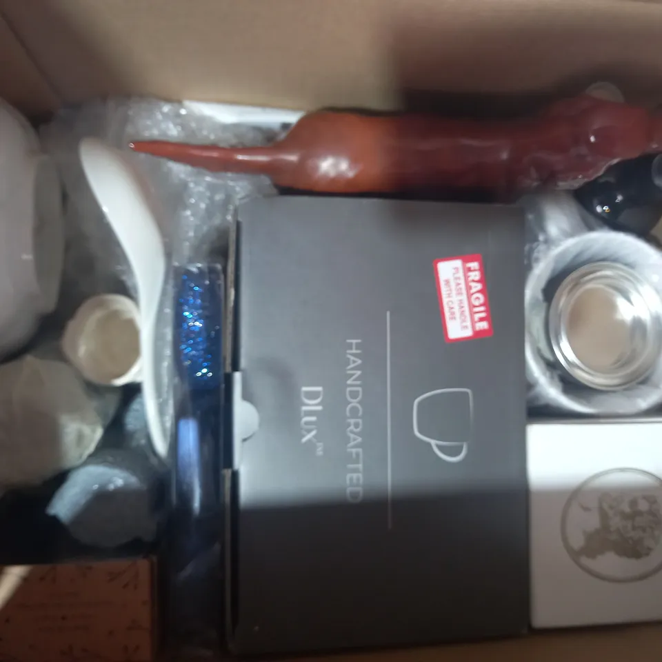 BOX OF APPROXIMATELY 10 ASSORTED HOUSEHOLD ITEMS TO INCLUDE UNISHARP FIXED NEEDLE SYRINGES, ATHOM PLUG, ETC