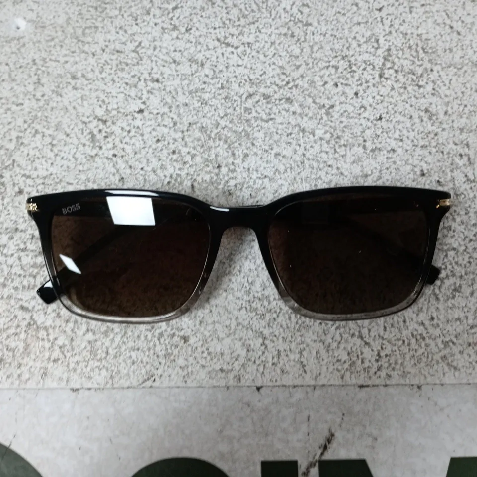 BOSS SUNGLASSES - WITH CASE