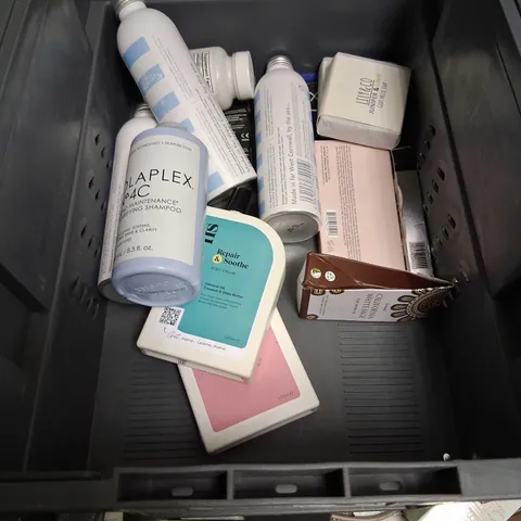 APPROXIMATELY 20 ASSORTED HEALTH AND BEAUTY PRODUCTS TO INCLUDE; GOLOKA, OLAPLEX, JONES ROAD AND BOOTS
