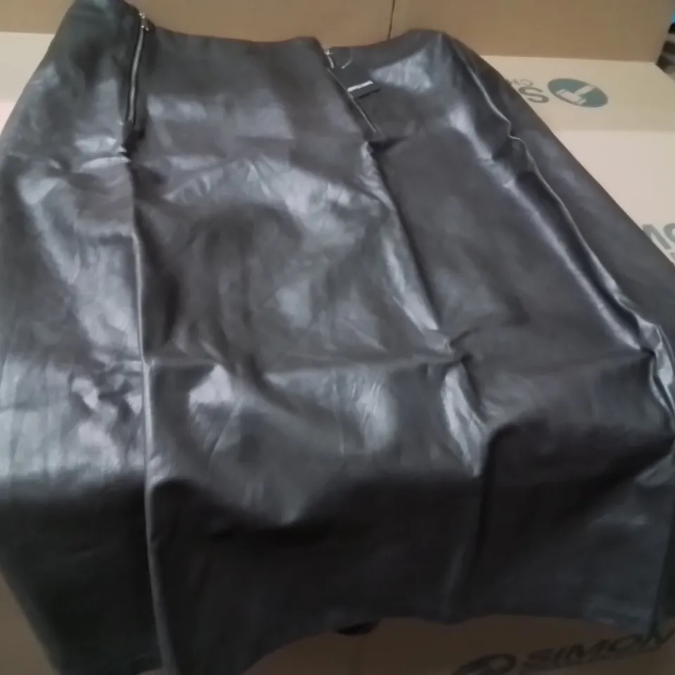 BOXED BRAND NEW APPROXIMATELY 3 JD WILLIAMS DISTRESSED PU SKIRT BLACK SIZE 24