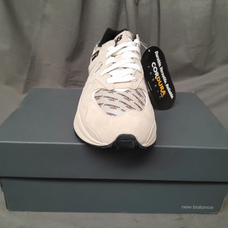 BOXED PAIR OF NEW BALANCE SHOES IN SANDSTONE SIZE UK 8.5