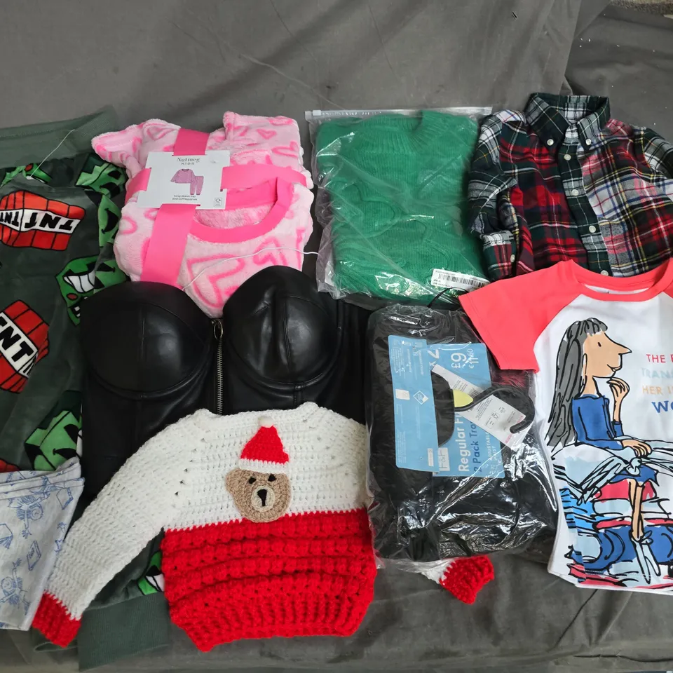 LARGE QUANTITY OF ASSORTED KIDS CLOTHING ITEMS TO INCLUDE MINECRAFT FLEECE PJ'S, NUTMEG AND NEXT