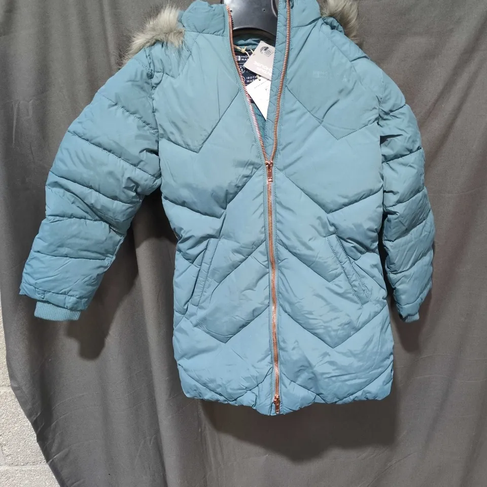 BOX OF APPROXIMATELY 20 ASSORTED CLOTHING ITEMS TO INCLUDE: BLACK PUFFER COAT AND BLUE PARKA