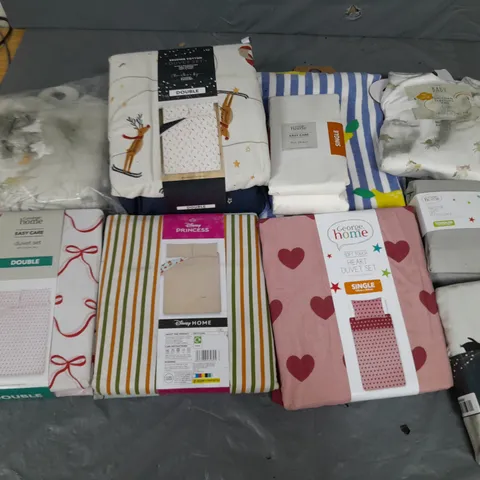 APPROXIMATELY 8 ASSORTED HOUSEHOLD ITEMS TO INCLUDE VARIOUS BEDDING IN VARIOUS SIZES AND STYLES