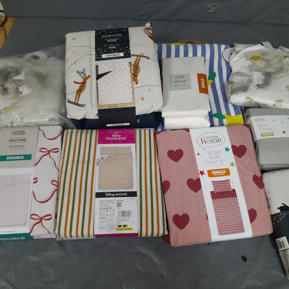 APPROXIMATELY 8 ASSORTED HOUSEHOLD ITEMS TO INCLUDE VARIOUS BEDDING IN VARIOUS SIZES AND STYLES