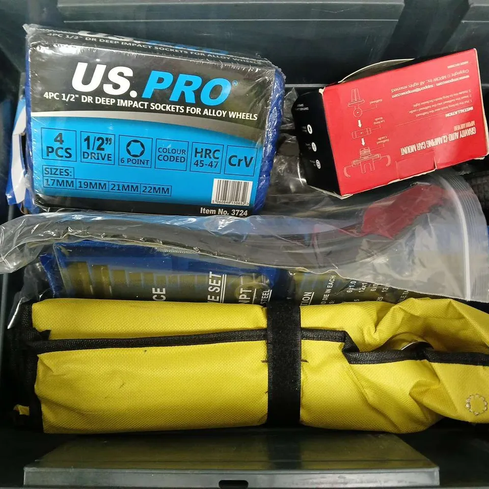 APPROXIMATELY 10 ASSORTED VEHICLE PARTS & ACCESSORIES TO INCLUDE TAP AND DIE SET, CAR TRASH BIN, LIQUID CHROME CLEANER, ETC - COLLECTION ONLY