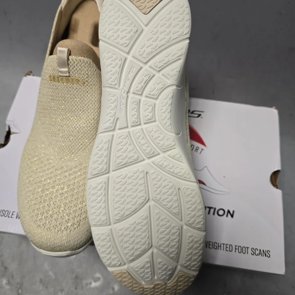 BOXED SKETCHERS ARCH FIT SIZE 7