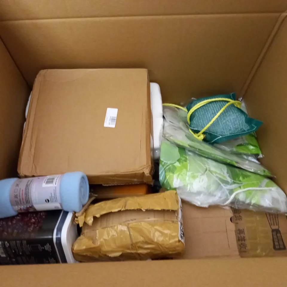 LARGE QUANTITY OF ASSORTED HOUSEHOLD ITEMS TO INCLUDE PANS, JOINT GLOVES AND BINOCULARS