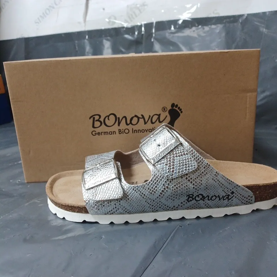 BOXED PAIR OF BONOVA SANDALS WHITE SNAKE SKIN PRINT DESIGN SIZE 6 UK