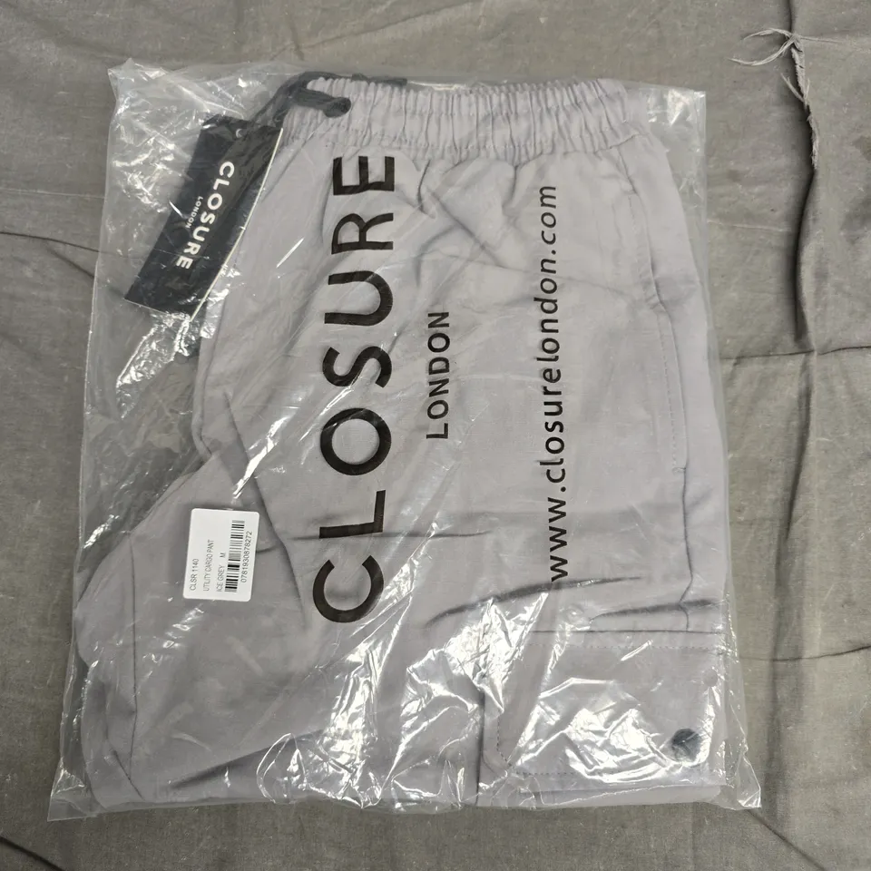BAGGED CLOSURE LONDON UTILITY CARGO TROUSERS – ICE GREY – SIZE M 