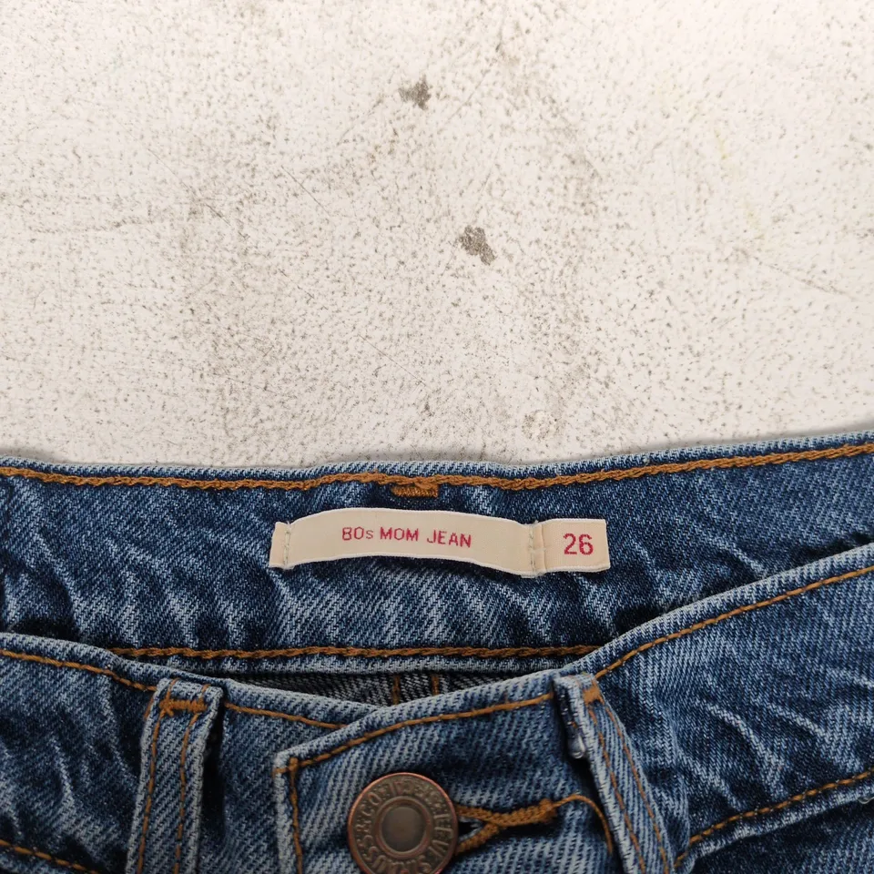 LEVI'S 80S MOM JEANS – UK 8 (W26 L30) – LIGHT WASH