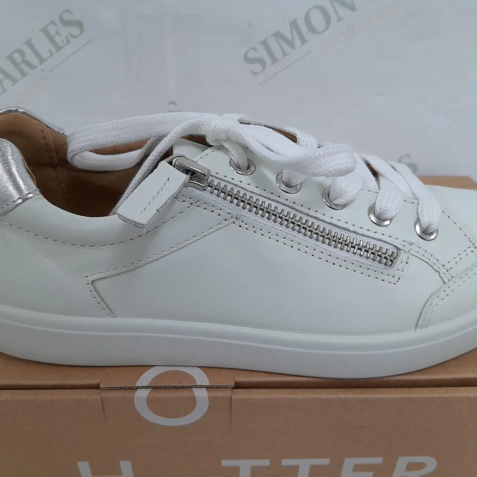 BOXED PAIR OF HOTTER CHASE II WIDE TRAINERS IN WHITE - UK 4.5