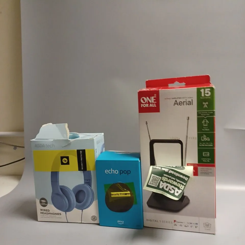APPROXIMATELY 20 ASSORTED ELECTRICAL ITEMS TO INCLUDE AERIALS , HEADPHONES, CHARGERS, ETC