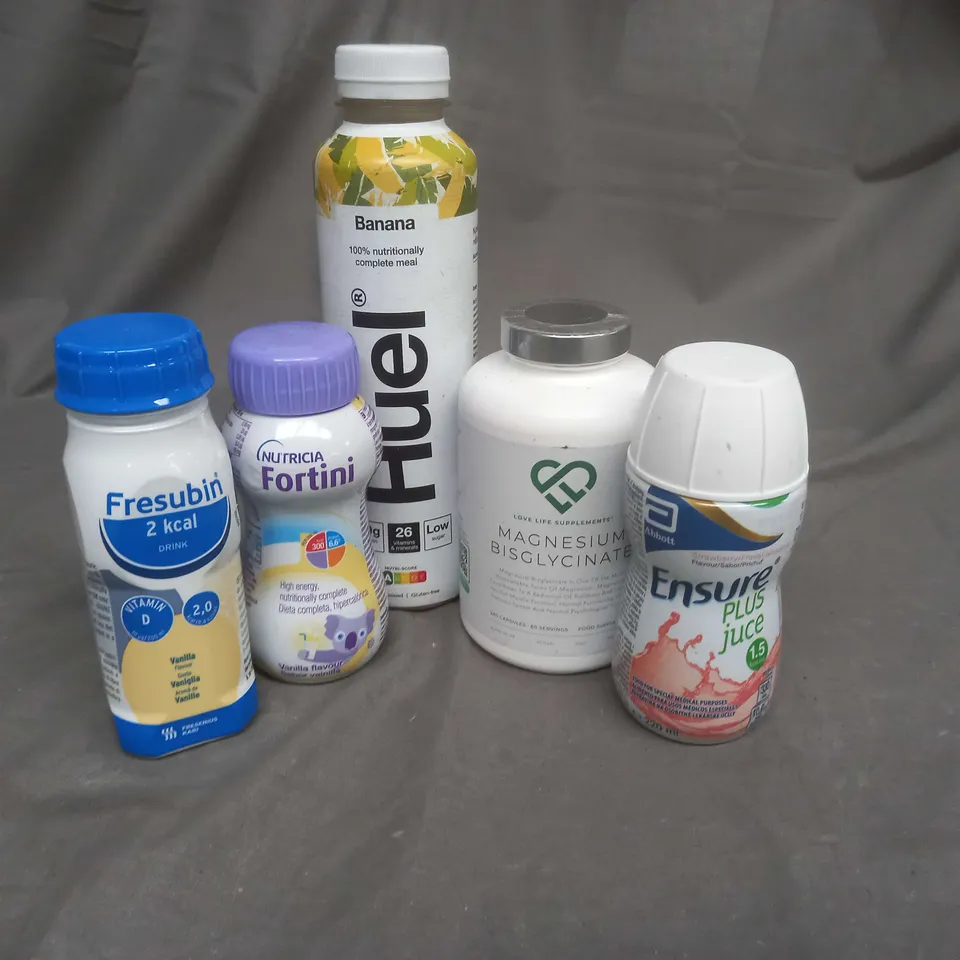 APPROXIMATELY 25 ASSORTED FOOD AND BEVERAGE PRODUCTS TO INCLUDE: FRESUBIN SUPPLEMENT DRINK, NUTRICIA VANILLA DRINK, HUEL PROTEIN SHAKE, MAGNESIUM BISGLYCINATE CAPSULES
