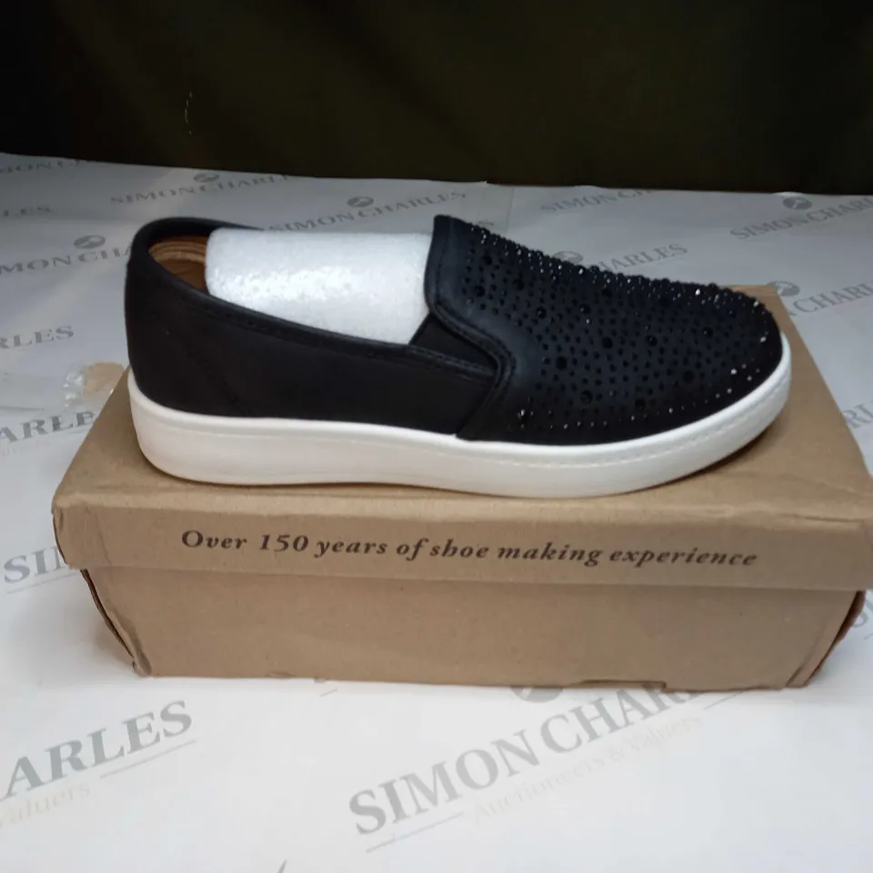 CUSHION-WALK DIAMAND TRAINERS SIZE 4