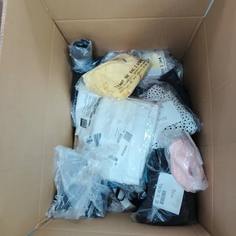 BOX OF APPROXIMATELY 20 ASSORTED CLOTHING ITEMS TO INCLUDE: REGATTA RAINCOAT 