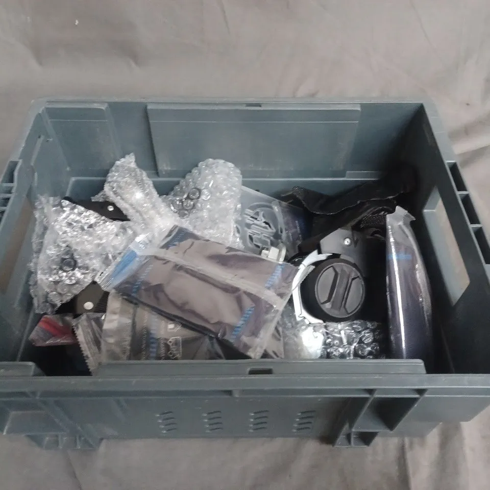 APPROXIMATELY 10 ASSORTED CAR ACCESSORIES